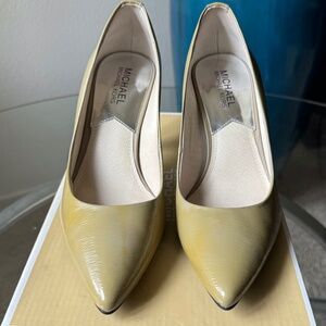 MICHAEL Michael Kors Pearl Gray Flex Mid Pump Patent Leather Pump = US6.5M